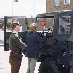 La princesse Diana et James Hewitt photographiés ensemble dans une base militaire au Royaume-Uni. Lady Di et le major James Hewitt ont vécu une liaison entre 1986 et 1991.