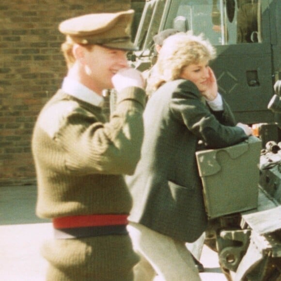 La princesse Diana et James Hewitt photographiés ensemble dans une base militaire au Royaume-Uni. Lady Di et le major James Hewitt ont vécu une liaison entre 1986 et 1991.