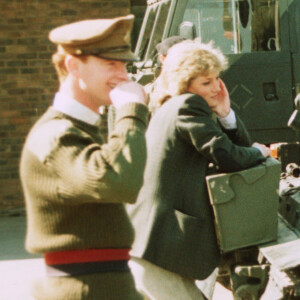 La princesse Diana et James Hewitt photographiés ensemble dans une base militaire au Royaume-Uni. Lady Di et le major James Hewitt ont vécu une liaison entre 1986 et 1991.