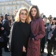 Catherine Deneuve et sa fille Chiara Mastroianni arrivent, très élégantes, au défilé de mode, collection prêt-à-porter automne-hiver 2014/2015, de Louis Vuitton à Paris, le 5 mars 2014.