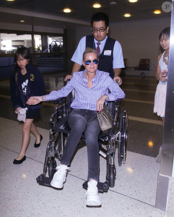 Laeticia Hallyday arrive, avec ses filles Jade et Joy et Sébastien Farran, à l'aéroport LAX de Los Angeles pour prendre un avion pour Paris, le 11 mars 2017.