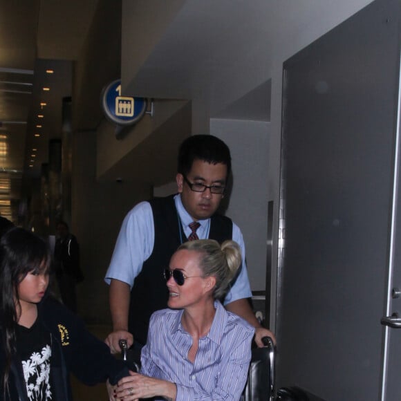 Laeticia Hallyday arrive, avec ses filles Jade et Joy et Sébastien Farran, à l'aéroport LAX de Los Angeles pour prendre un avion pour Paris, le 11 mars 2017.