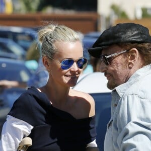 Johnny Hallyday avec sa femme Laeticia, qui marche toujours avec des béquilles, accompagnés de Maxim Nucci (Yodelice), arrivent au restaurant "Soho House" à Malibu, le 09 mars 2017.