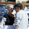Johnny Hallyday avec sa femme Laeticia, qui marche toujours avec des béquilles, accompagnés de Maxim Nucci (Yodelice), arrivent au restaurant "Soho House" à Malibu, le 09 mars 2017.