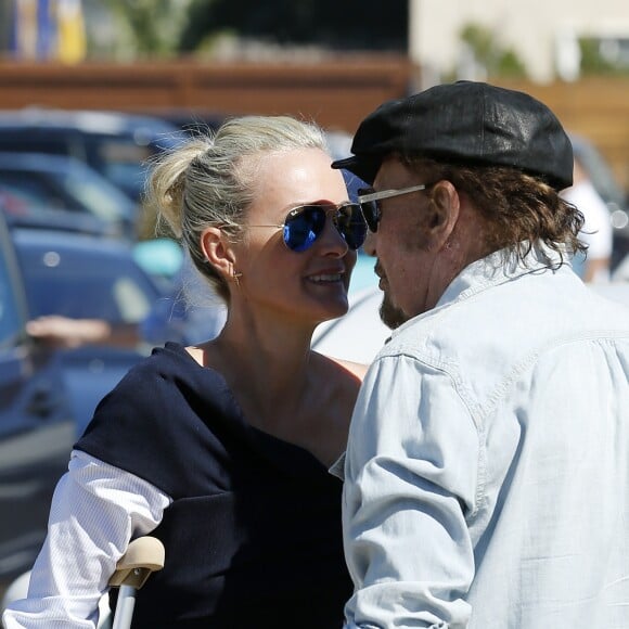 Johnny Hallyday avec sa femme Laeticia, qui marche toujours avec des béquilles, accompagnés de Maxim Nucci (Yodelice), arrivent au restaurant "Soho House" à Malibu, le 09 mars 2017.