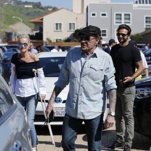 Johnny Hallyday avec sa femme Laeticia, qui marche toujours avec des béquilles, accompagnés de Maxim Nucci (Yodelice), arrivent au restaurant "Soho House" à Malibu, le 09 mars 2017.