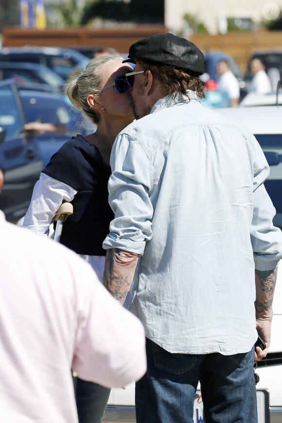 Johnny Hallyday avec sa femme Laeticia, qui marche toujours avec des béquilles, accompagnés de Maxim Nucci (Yodelice), arrivent au restaurant "Soho House" à Malibu, le 09 mars 2017.