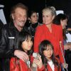 Johnny Hallyday, sa femme Laeticia (en béquilles) et leurs filles Jade et Joy au vernissage de l'exposition du photographe Mathieu Cesar à Los Angeles, le 21 février 2017.