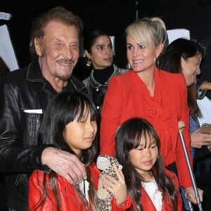 Johnny Hallyday, sa femme Laeticia (en béquilles) et leurs filles Jade et Joy au vernissage de l'exposition du photographe Mathieu Cesar à Los Angeles, le 21 février 2017.