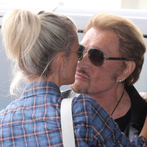 Exclusif - Johnny Hallyday repart en famille avec sa femme Laeticia, ses filles Jade et Joy et Eliette, la grand-mère de Laeticia à Saint-Barthélemy de l'aéroport Roissy Charles de Gaulle le 27 juillet 2016.