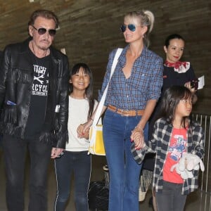 Exclusif - Johnny Hallyday repart en famille avec sa femme Laeticia, ses filles Jade et Joy et Eliette, la grand-mère de Laeticia à Saint-Barthélemy de l'aéroport Roissy Charles de Gaulle le 27 juillet 2016.