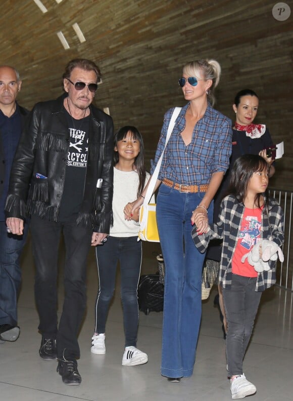 Exclusif - Johnny Hallyday repart en famille avec sa femme Laeticia, ses filles Jade et Joy et Eliette, la grand-mère de Laeticia à Saint-Barthélemy de l'aéroport Roissy Charles de Gaulle le 27 juillet 2016.