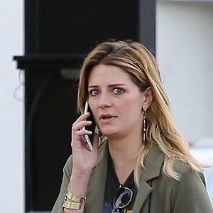 Exclusif - Mischa Barton se balade et téléphone dans les rues de Studio City, le 5 mars 2017.