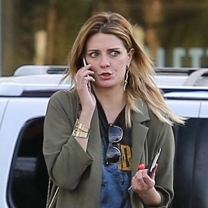 Exclusif - Mischa Barton se balade et téléphone dans les rues de Studio City, le 5 mars 2017.