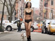 Emily Ratajkowski : La bombe promène son chien en lingerie !