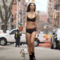 Emily Ratajkowski : La bombe promène son chien en lingerie !