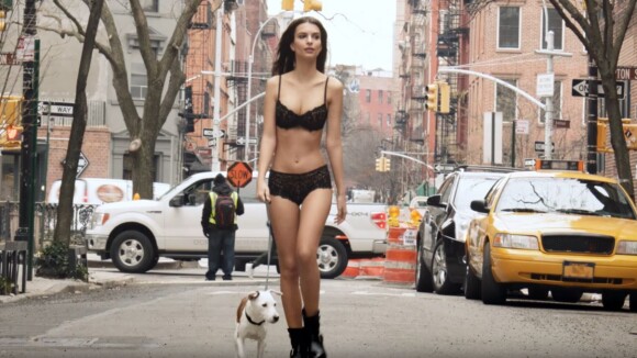 Emily Ratajkowski : La bombe promène son chien en lingerie !