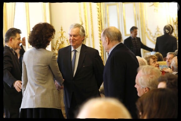 Audrey Azoulay, Yves Rousset-Rouard, Claude Brasseur - Claude Brasseur reçoit les insignes d'Officier de la Légion d'Honneur des mains du président de la République F.Hollande lors de la cérémonie organisée dans le Salon des Ambassadeurs au Palais de l'Elysée à Paris, le 13 mars 2017. © Alain Guizard/Bestimage