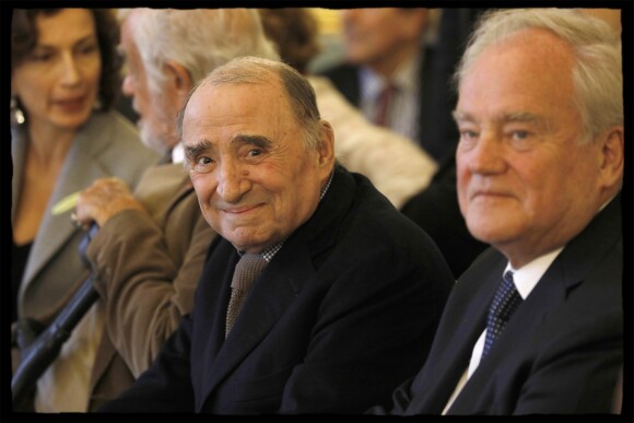 Claude Brasseur, Christian Cambon - Claude Brasseur reçoit les insignes d'Officier de la Légion d'Honneur des mains du président de la République F.Hollande lors de la cérémonie organisée dans le Salon des Ambassadeurs au Palais de l'Elysée à Paris, le 13 mars 2017. © Alain Guizard/Bestimage