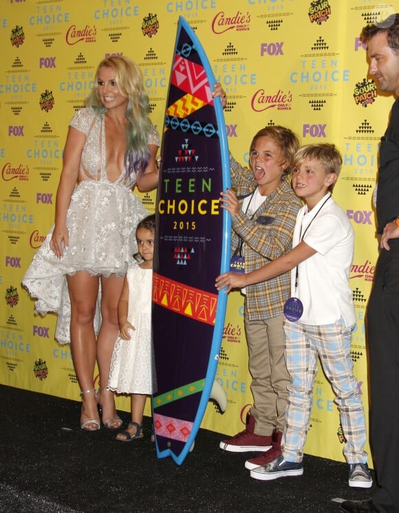 Britney Spears, Maddie Aldridge, et ses fils Sean Preston Federline, Jayden James Federline posant dans la salle de presse aux Teen Choice Awards 2015 à Los Angeles, le 16 août 2015.