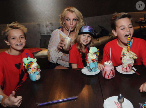 Britney Spears au Planet Hollywood de Disneyland avec ses fils Jayden et Sean et sa nièce Maddie - Photo publiée sur Instagram le 13 mars 2017