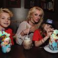 Britney Spears passe la journée à Disneyland en famille. Elle s'est régalée au Planet Hollywood du parc - Photo publiée sur Instagram le 13 mars 2017