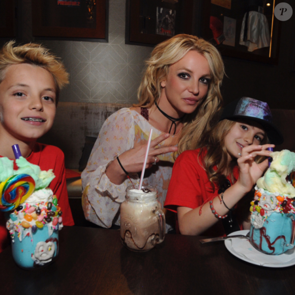 Britney Spears passe la journée à Disneyland en famille. Elle s'est régalée au Planet Hollywood du parc - Photo publiée sur Instagram le 13 mars 2017