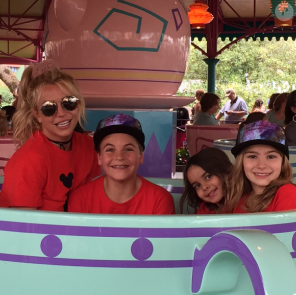 Britney Spears passe la journée à Disneyland en famille avec ses nièces Maddie et Lexie et ses fils Jayden et Sean - Photo publiée sur Instagram le 13 mars 2017