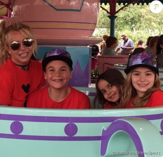 Britney Spears passe la journée à Disneyland en famille avec ses nièces Maddie et Lexie et ses fils Jayden et Sean - Photo publiée sur Instagram le 13 mars 2017