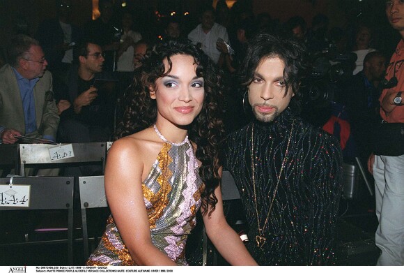 Mayte Garcia et Prince au défilé Versace, collections haute-couture automne-hiver 1999/2000.