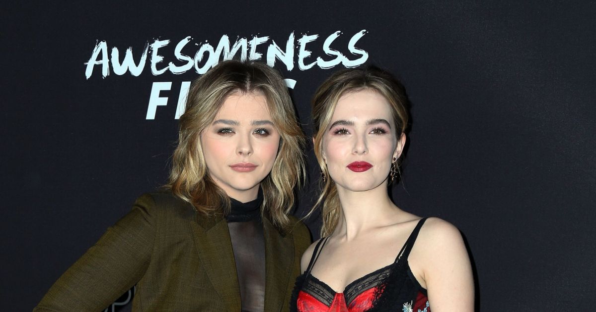 Chloë Grace Moretz et Zoey Deutch lors de la première de ''Before I