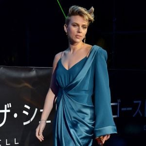 Scarlett Johansson, habillée en Balmain et parée de bijoux de la nouvelle collection Tiffany City HardWear lors de la première du film Ghost in the Shell à Tokyo le 16 mars 2017.