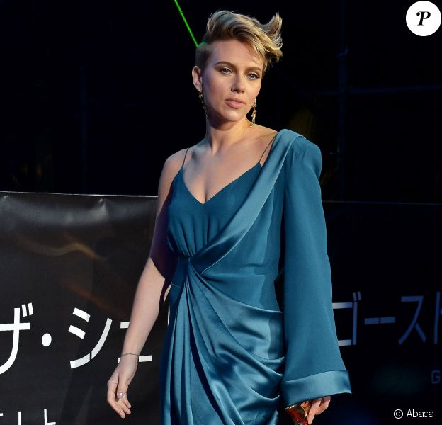 Scarlett Johansson, habillée en Balmain et parée de bijoux de la nouvelle collection Tiffany City HardWear lors de la première du film Ghost in the Shell à Tokyo le 16 mars 2017.