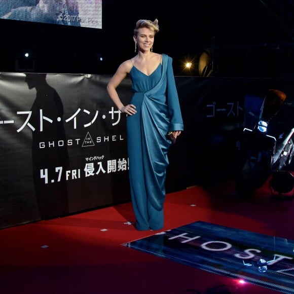 Scarlett Johansson, habillée en Balmain et parée de bijoux de la nouvelle collection Tiffany City HardWear lors de la première du film Ghost in the Shell à Tokyo le 16 mars 2017.