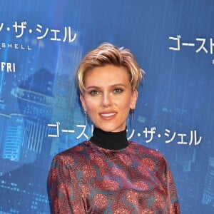 Scarlett Johansson (habillée en Haney) lors de la conférence de presse du film Ghost in the Shell à Tokyo le 16 mars 2017.