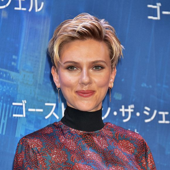 Scarlett Johansson (habillée en Haney) lors de la conférence de presse du film Ghost in the Shell à Tokyo le 16 mars 2017.