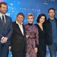 Pilou Asbaek, Takeshi Kitano, Scarlett Johansson, Juliette Binoche et Rupert Sanders lors de la conférence de presse du film Ghost in the Shell à Tokyo le 16 mars 2017.