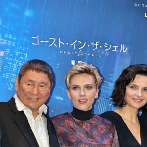 Pilou Asbaek, Takeshi Kitano, Scarlett Johansson, Juliette Binoche et Rupert Sanders lors de la conférence de presse du film Ghost in the Shell à Tokyo le 16 mars 2017.