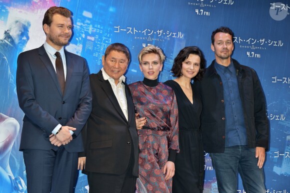 Pilou Asbaek, Takeshi Kitano, Scarlett Johansson, Juliette Binoche et Rupert Sanders lors de la conférence de presse du film Ghost in the Shell à Tokyo le 16 mars 2017.