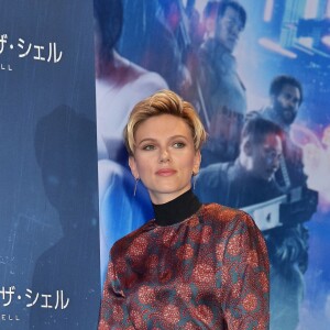 Scarlett Johansson (habillée en Haney) lors de la conférence de presse du film Ghost in the Shell à Tokyo le 16 mars 2017.