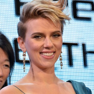 Scarlett Johansson, habillée en Balmain et parée de bijoux de la nouvelle collection Tiffany City HardWear lors de la première du film Ghost in the Shell à Tokyo le 16 mars 2017.