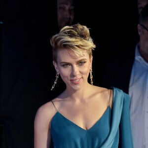 Scarlett Johansson, habillée en Balmain et parée de bijoux de la nouvelle collection Tiffany City HardWear lors de la première du film Ghost in the Shell à Tokyo le 16 mars 2017.