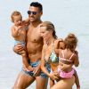 Radamel Falcao et sa femme Lorelei Taron en vacances en famille avec leurs filles Desirée et Dominique à Miami le 17 juin 2016.