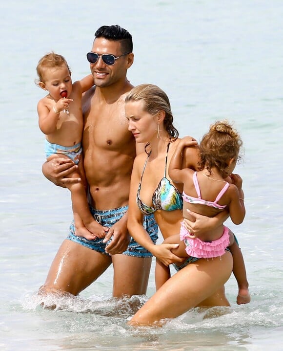 Radamel Falcao et sa femme Lorelei Taron en vacances en famille avec leurs filles Desirée et Dominique à Miami le 17 juin 2016.