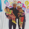 Radamel Falcao et Lorelei Taron avec leurs filles Dominique et Desirée lors du 31e anniversaire de leur papa en février 2017, photo Instagram.