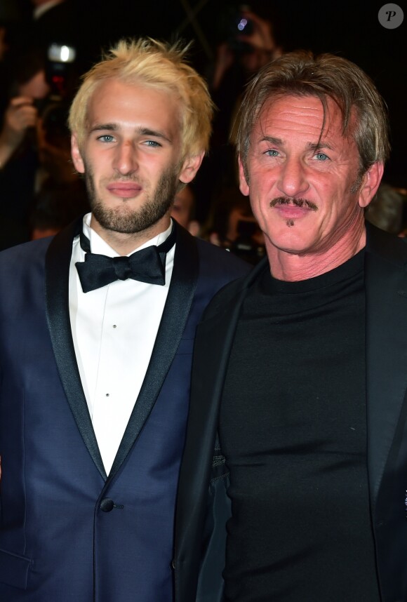 Sean Penn et son fils Hopper Jack Penn - Descente des marches du film "The Last Face" lors du 69ème Festival International du Film de Cannes. Le 20 mai 2016.