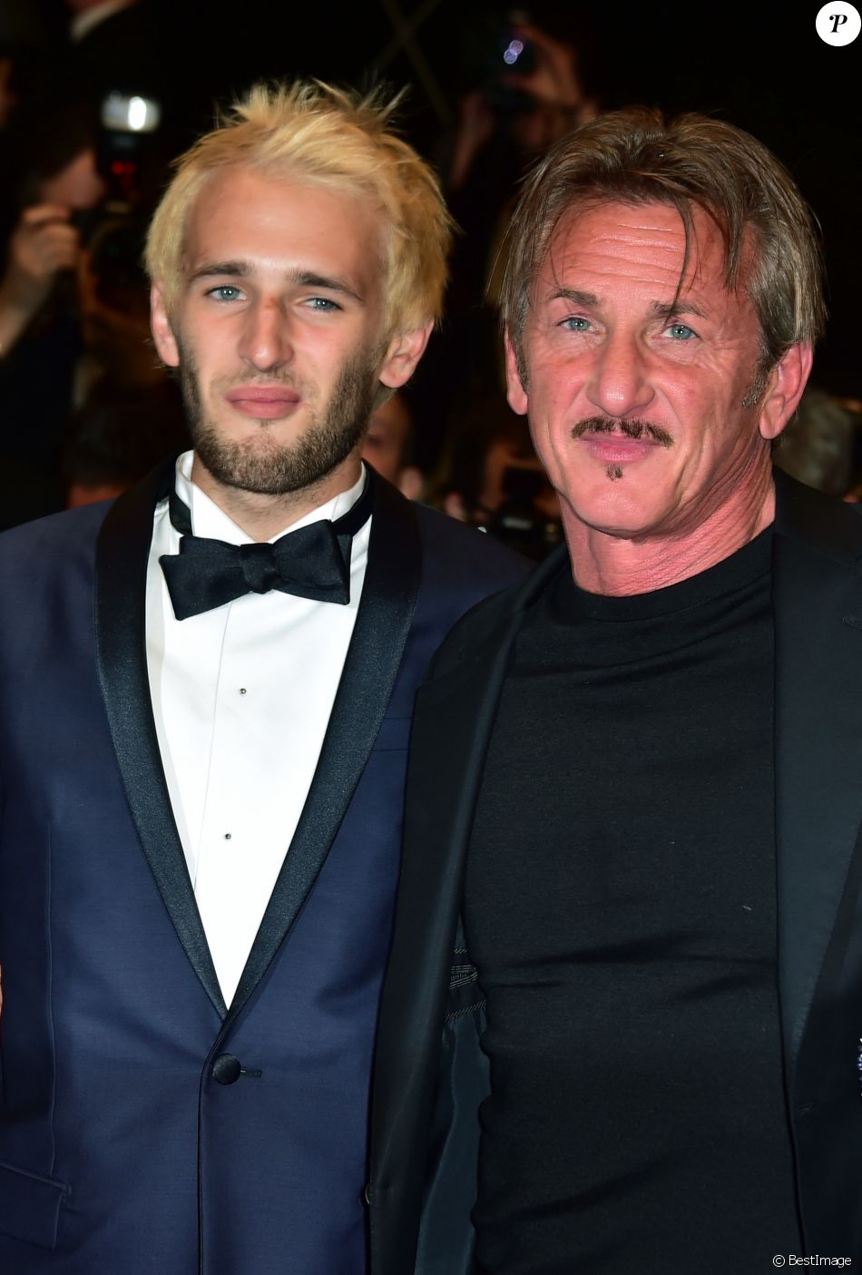 Sean Penn et son fils Hopper Jack Penn Descente des marches du film