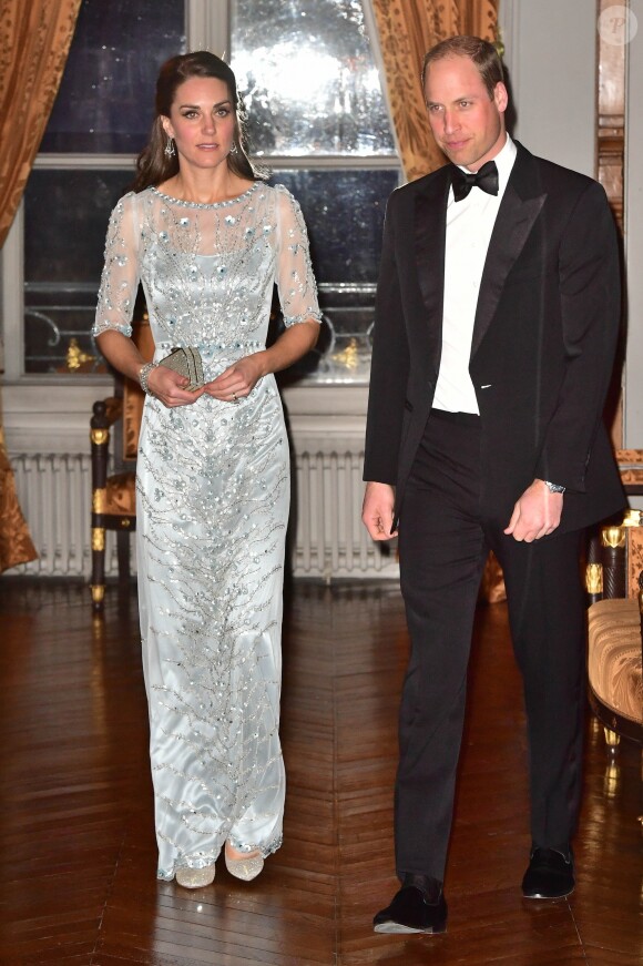 Le prince William et la duchesse Catherine de Cambridge arrivent au dîner à la résidence de l'ambassadeur de Grande-Bretagne à Paris, Edward Llewellyn, le 17 mars 2017 lors de leur visite officielle.