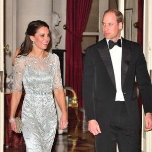 Le prince William et la duchesse Catherine de Cambridge arrivent au dîner à la résidence de l'ambassadeur de Grande-Bretagne à Paris, Edward Llewellyn, le 17 mars 2017 lors de leur visite officielle.