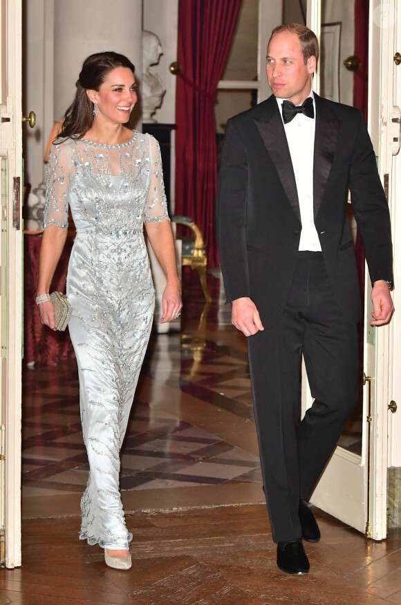 Le prince William et la duchesse Catherine de Cambridge arrivent au dîner à la résidence de l'ambassadeur de Grande-Bretagne à Paris, Edward Llewellyn, le 17 mars 2017 lors de leur visite officielle.